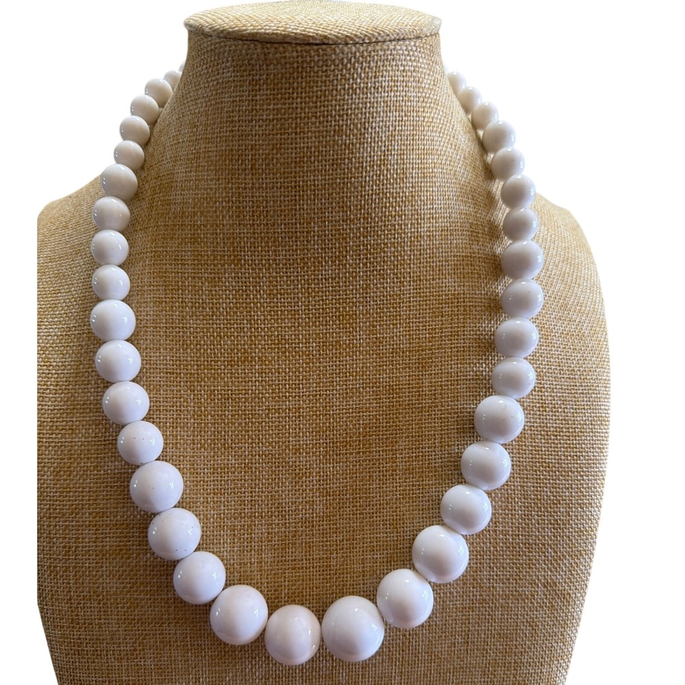 Vintage Style White Graduated Round Bead Necklace Silver Tone Clasp Elegant